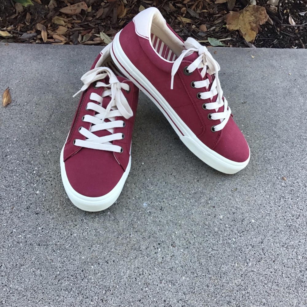 Taos Footwear Women's crimson and ecru Low-Top Sneakers